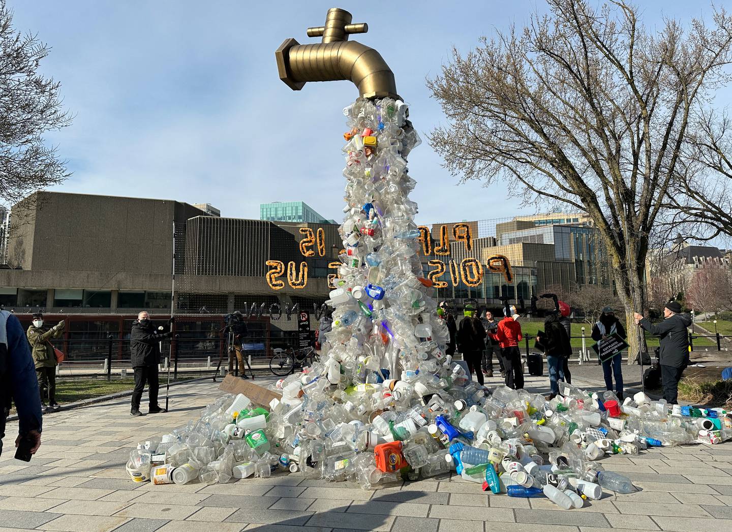Under forhandlingene om en global plastavtale i Ottawa, har aktivister blant annet tatt i bruk denne installasjonen for å illustrere den omfattende plastforurensningen.