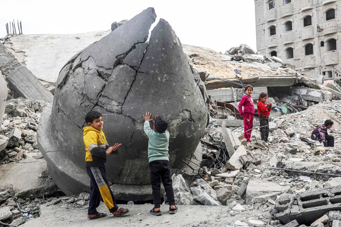 Rafah, Gaza: Barn leker i ruinene av en moské (170324).