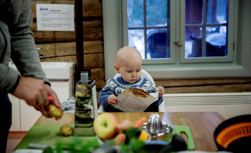 Hva står på menyen i dag?: Stian Saltnes Gurrik, pappaen til Olai på 11 måneder, har meldt seg på matkurs på Geitmyra Matkultursenter. Her er kyllingsuppa under produksjon.
