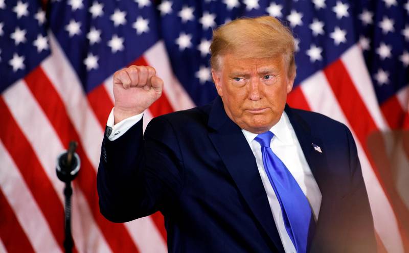 U.S. President Donald Trump raises his fist as he reacts to early results from the 2020 U.S. presidential election in the East Room of the White House in Washington, U.S., November 4, 2020. REUTERS/Carlos Barria