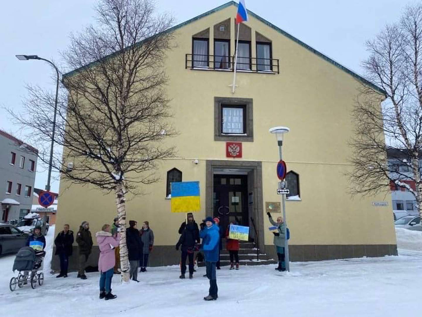 Demonstrasjonen foran det russiske generalkonsulatet i Kirkenes fredag.