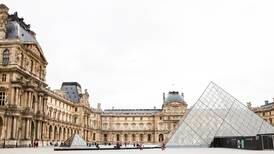 Louvre skrur av lyset tidligere for å spare strøm