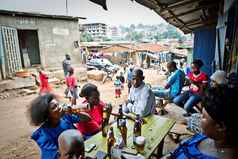 Slummen har hundrevis av lokale barer der salg av sex skjer åpent døgnet rundt.