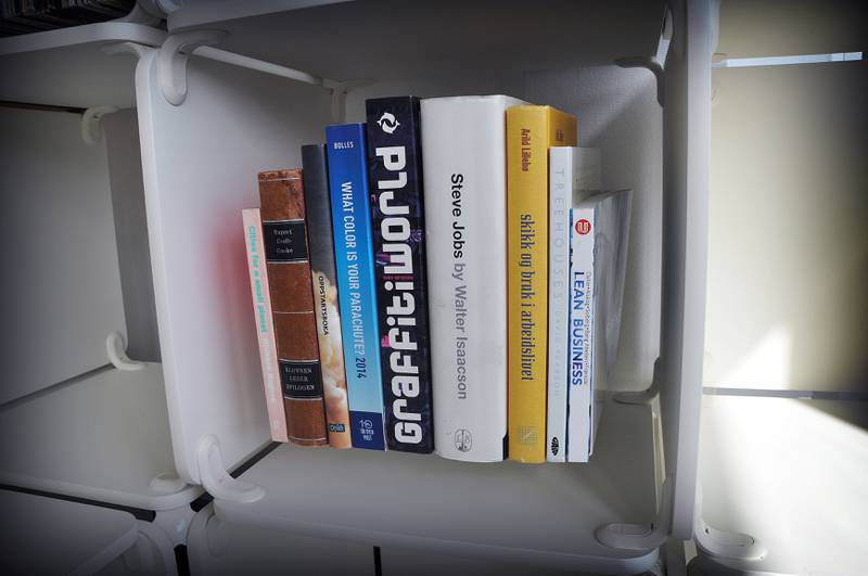 En skjult, innebygd bokhylle skaper en illusjon av at bøkene svever i midten av de hvite MDF-hyllene. Foto: Kjersti Riiber