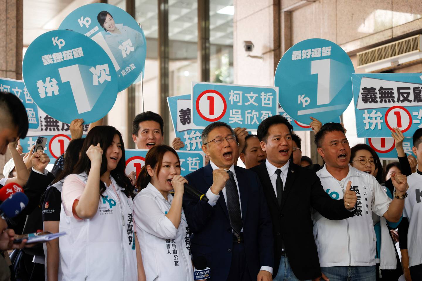 Ko Wen-je fra det taiwanske folkepartiet (TPP) på plass utenfor valgkommisjonen i Taipei.