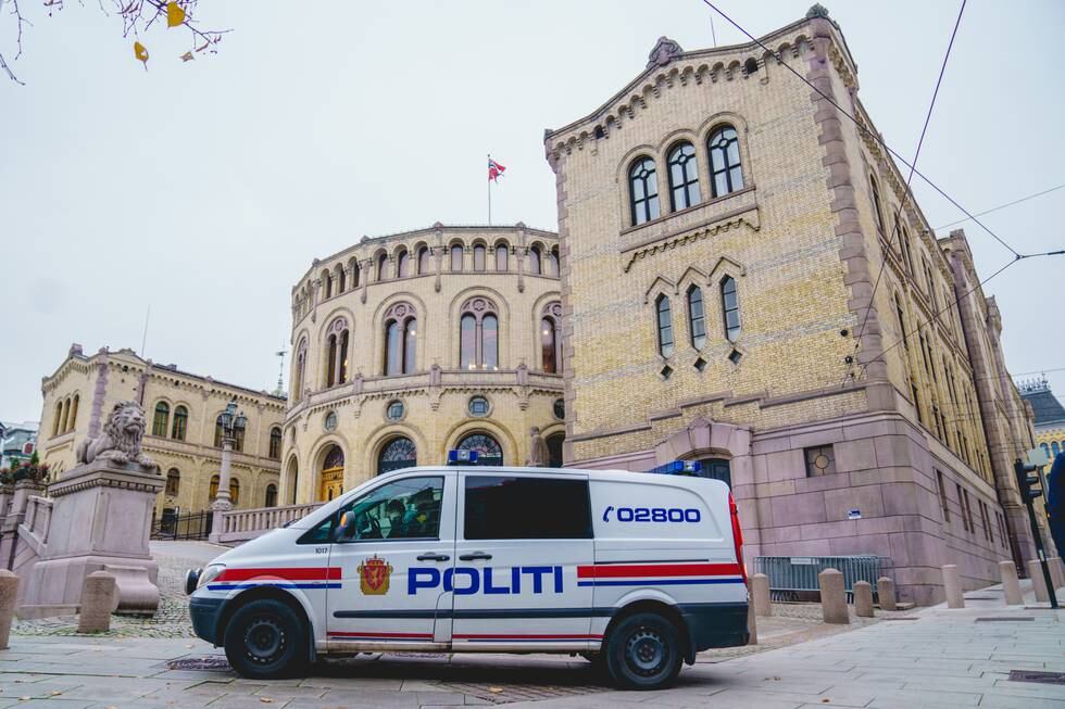 Politi utenfor Stortinget i Oslo.