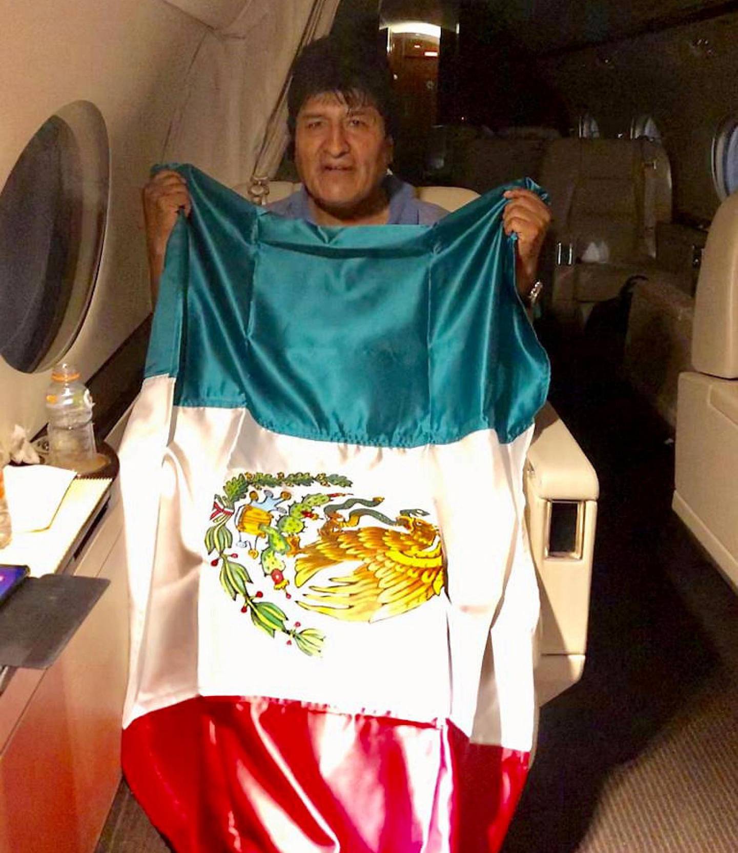 Evo Morales med et mexicansk flagg om bord på et fly tilhørende mexicanske myndigheter. Foto: Reuters/NTB scanpix