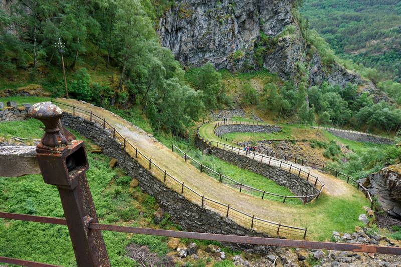 Vindhellavegen er et vakkert stykke veiingeniørkunst, som er en del av den gamle kongeveien over Filefjell.