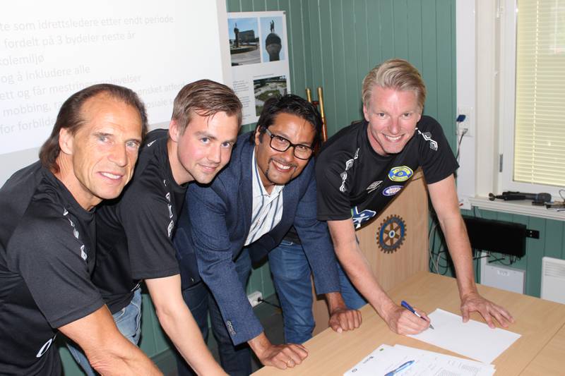 Kontrakten mellom Grorud, Vålerenga og Obos signeres. Fra venstre: Jan Bøhler, Eirik Kjønø, Daniel Siraj og Lars Eirik Eggen.