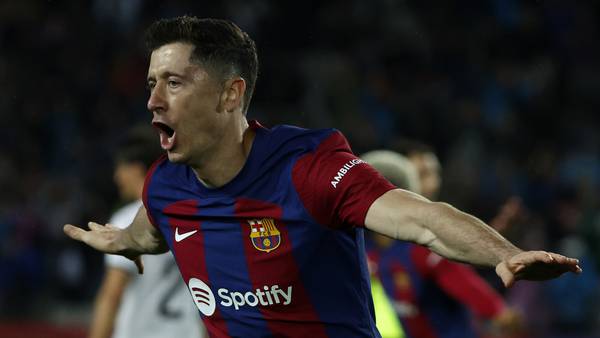 Lewandowskis hattrick reddet Barcelona