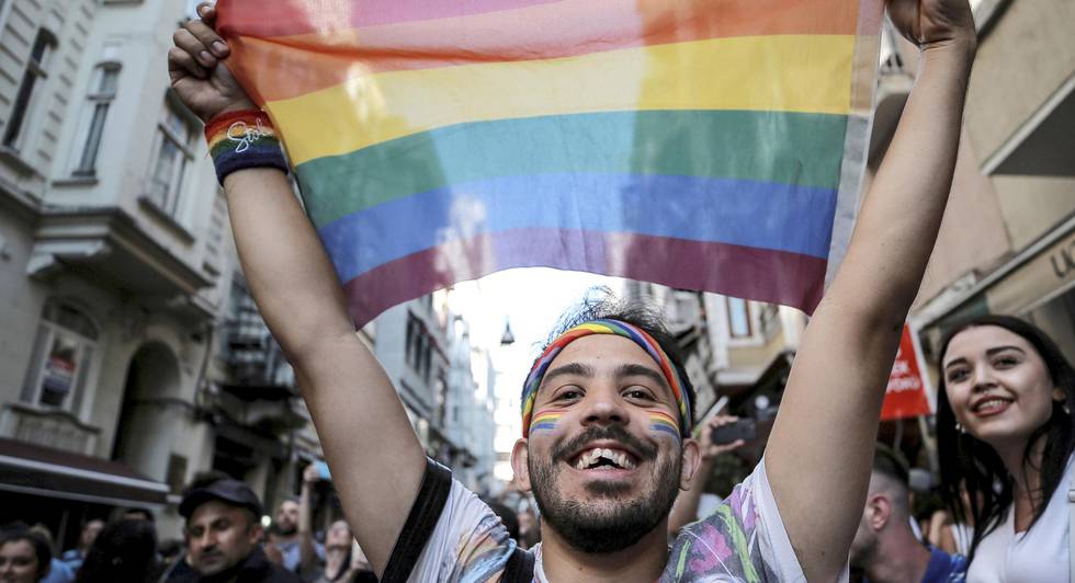 TROSSET: Aktivister med regnbueflagg marsjerte i fjor i Istanbul til tross for forbudet mot Pride-marsj. FOTO: EMRAH GUREL/NTB SCANPIX