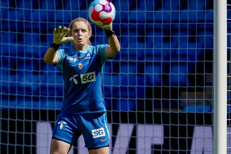 Guro Pettersen håper at alderen hennes kan være en fordel når landslagstrener Martin Sjögren skal velge hvem som starter for Norge under EM. 
Foto: Heiko Junge / NTB