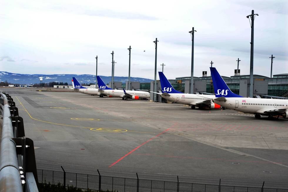 Flyene står på bakken på Gardemoen, etter at luftrommet over hele Norge ble stengt fra klokken 10 torsdag formiddag. Årsaken er askeskyen fra vulkanutbruddet på Island.