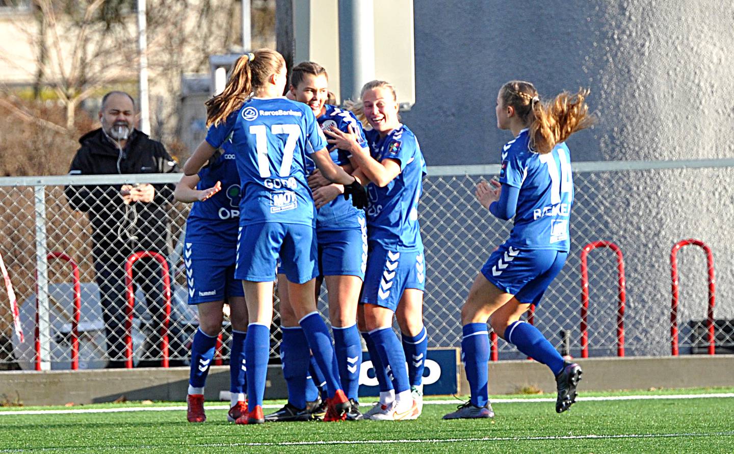 Lyn-spillerne feirer scoringen til Anna Nerland Aahjem mot Åsane.