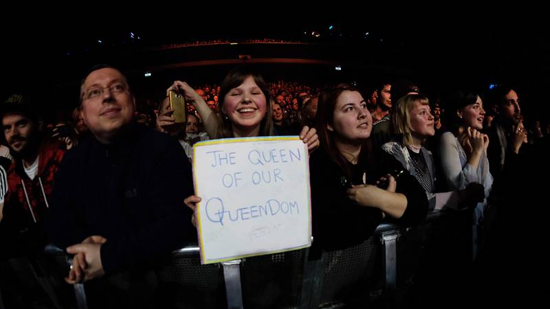 Ingen tvil om hvem som er dronningen for fansen. Plakaten skal etter hvert havne opp på scenen hos Aurora selv.