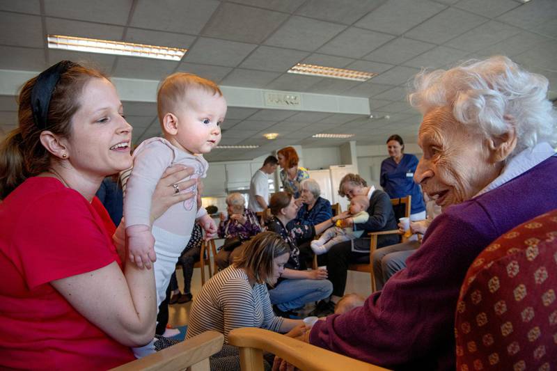 Elisabeth introduserer Hanna (7 mnd.) for Mally Gorwitz (101) på Lambertseterhjemmet. Babytreff og -trall.