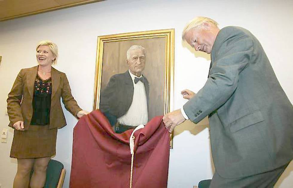 Siv Jensen og Carl I. Hagen avduker et bilde av grunnleggeren av forløperen til Fremskrittspartiet, Anders Lange, på Stortinget i 2005. FOTO: ERIK JOHANSEN,  NTB SCANPIX