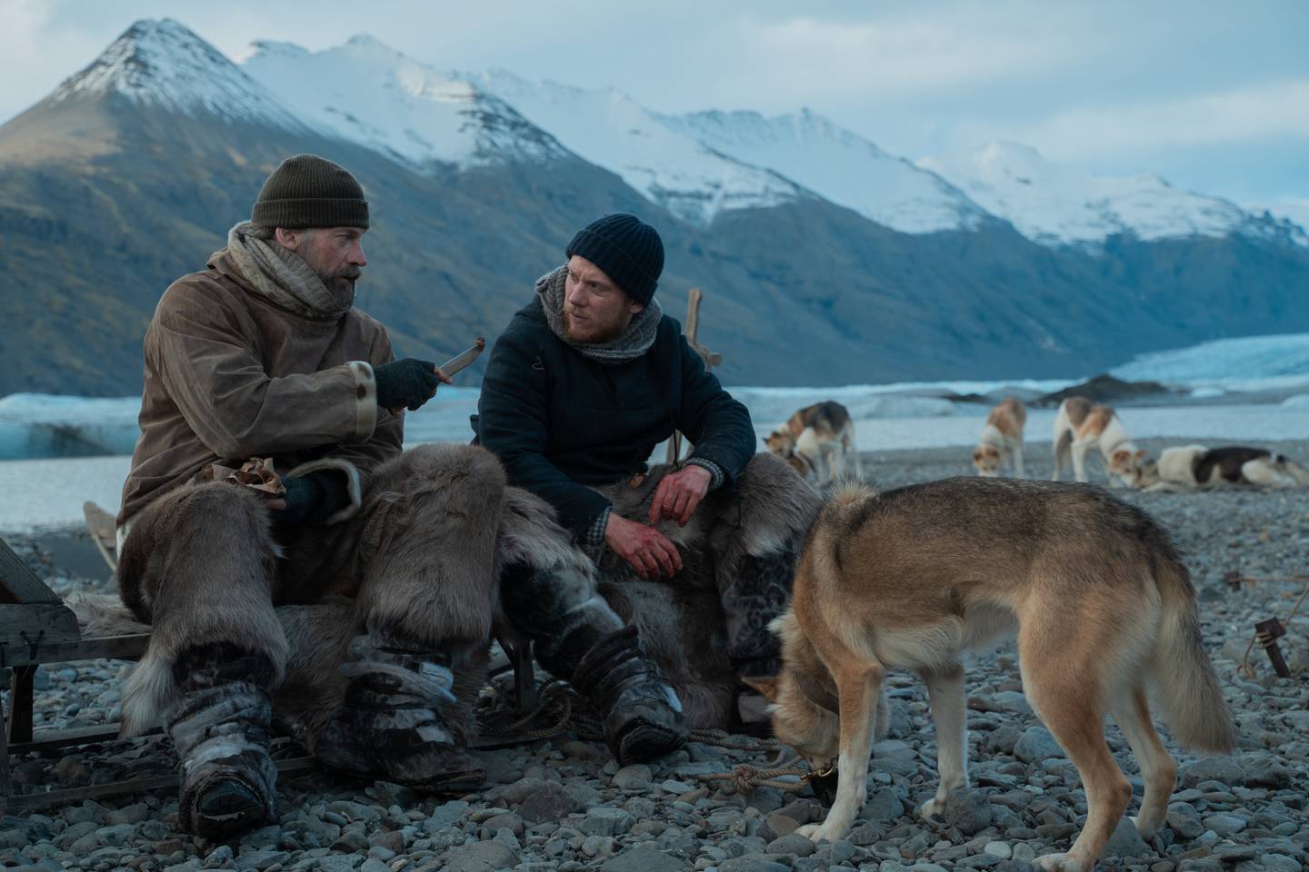 Nikolaj Coster-Waldau som Ejnar Mikkelsen, og Joe Cole som Iver Iversen, i virkelighetsbaserte «Against the ice». Foto: Netflix