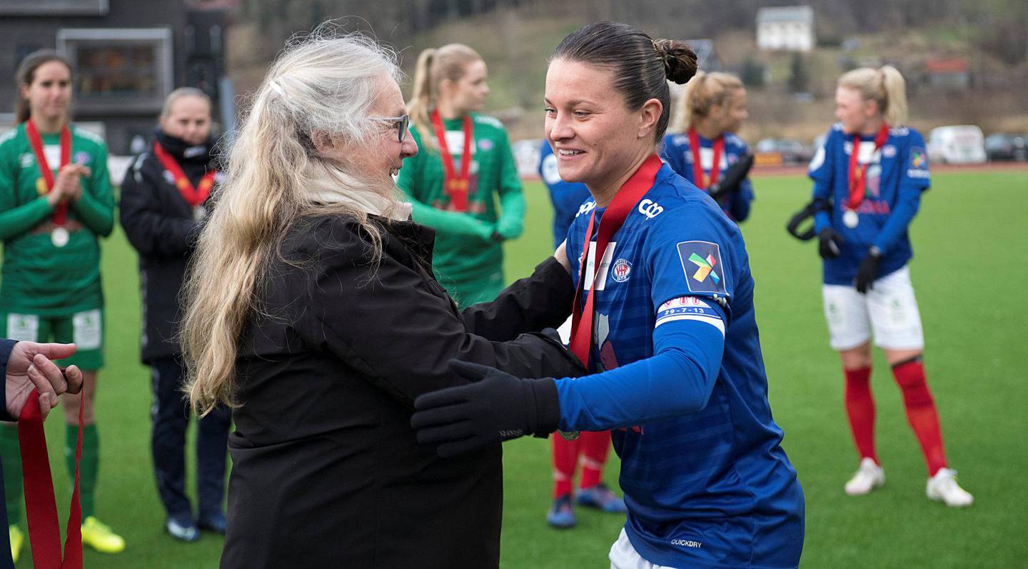 Mette Christiansen, visepesident i forbundet overleverer sølvmedaljer til Vålerengas spillere, her Sherida Spitse, etter kampen mellom Arna-Bjørnar og Vålerengasist lørdag.