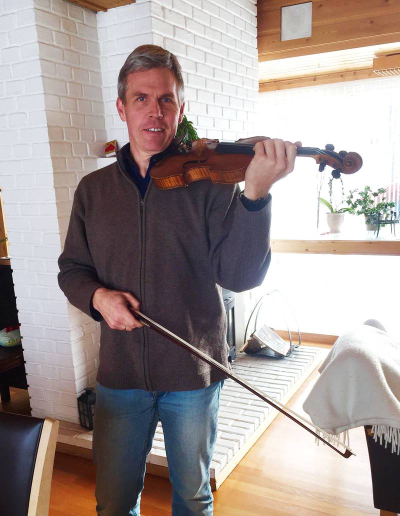 Fiolinist og dirigent Per Kristian Skalstad er glad han kjøpte Halvorsens fiolin fra 1705. – Den betyr mye for meg. 