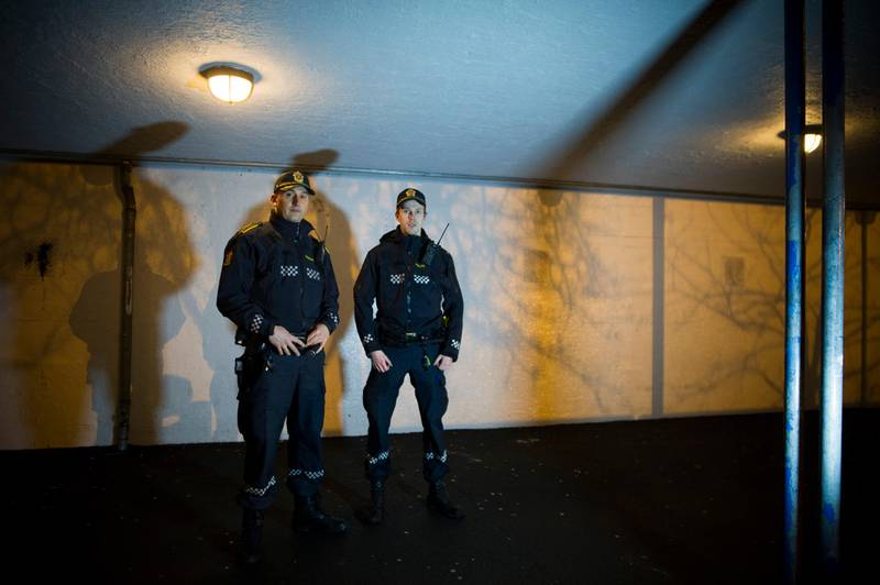 Førstebetjent Kjell Rise og politibetjent Sivert Slåen utenfor Tastaveden skole fredag ettermiddag. De har akkurat avverget et slagsmål mellom 15 og 20 ungdommer i alderen 14 til 16 år.