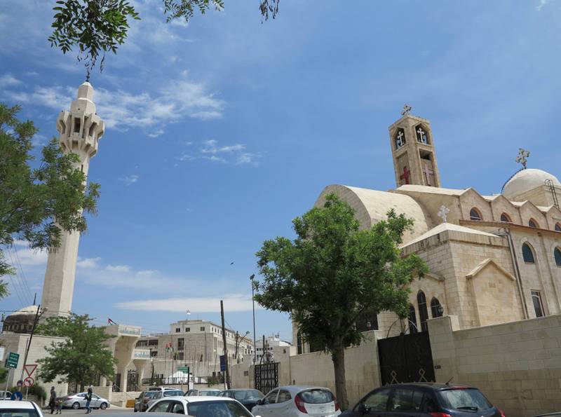 I Jordan lever kristne og muslimer i fred side og side, som her i Amman der en moské og en kirke ligger på hver sin side av veien. I Irak forlater nå de kristne landet for godt. FOTO: ISELIN STALHEIM MØLLER