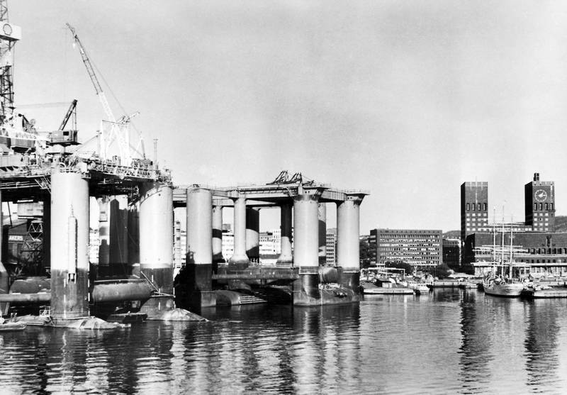 Lydbildet i Oslo har endret seg mye de siste tiåra. Industri og verksteder er forsvunnet. Her bygges Aker H-3-plattformer ved Akers mekaniske verksted i ca. 1970. Til høyre skoleskipet Christian Radich.