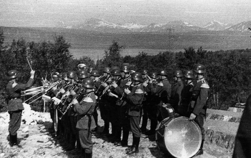 Heinz` militære musikkorps spiller for falne soldater på den tyske krigskirkegården i Narvik.