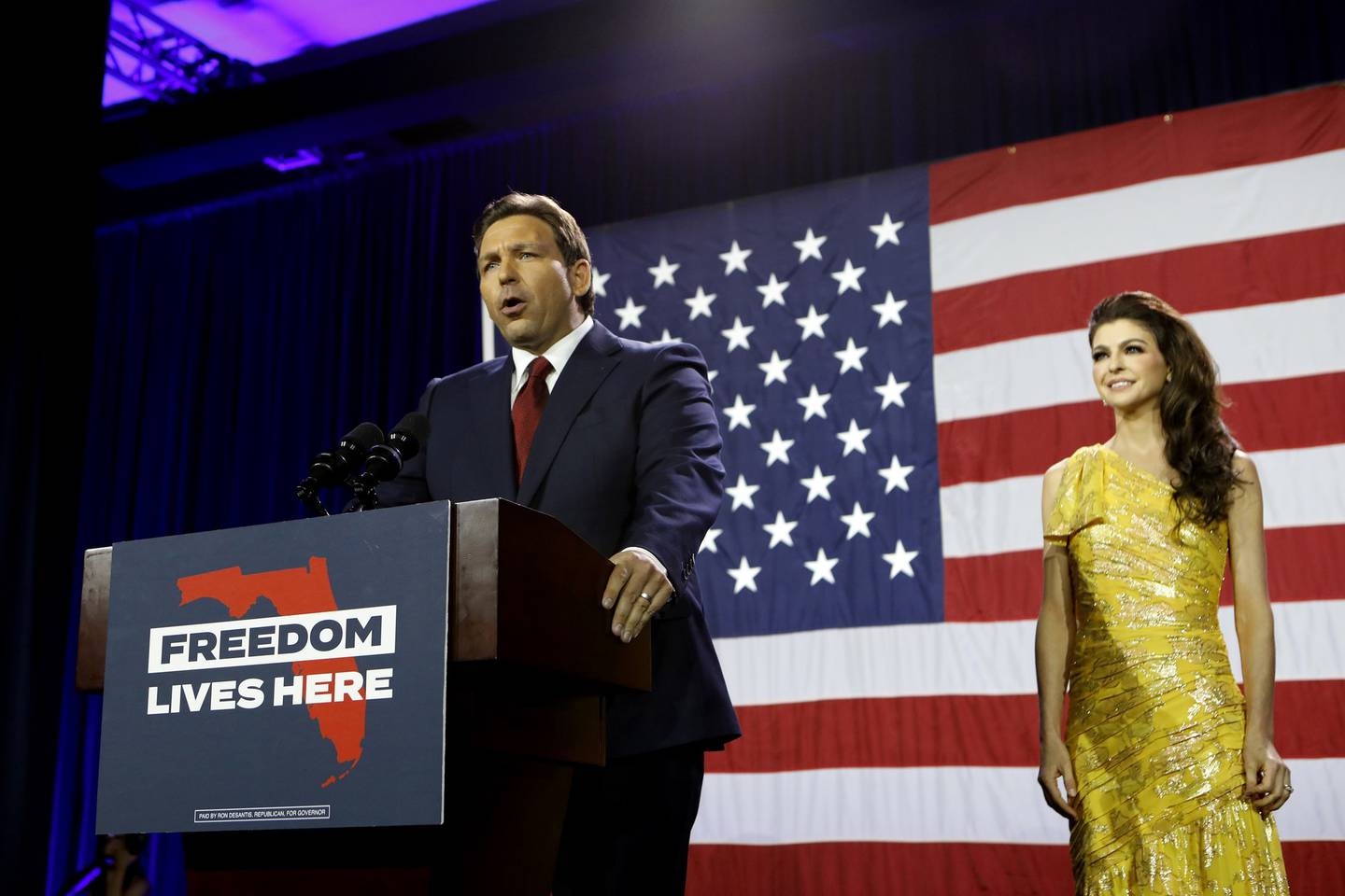 Ron DeSantis under sin seierstale etter guvernørvalget i Florida, med kona Casey ved siden av seg.