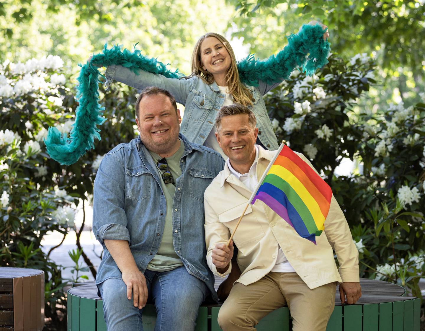 Kommentator Pål Plassen (til venstre) og programlederne Silje Nordnes og Robert Stoltenberg utgjør NRKs «Pride»-trio i lørdagens historiske TV-program.