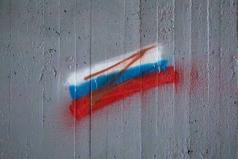 En Z malt på toppen av et russisk flagg i Moss.