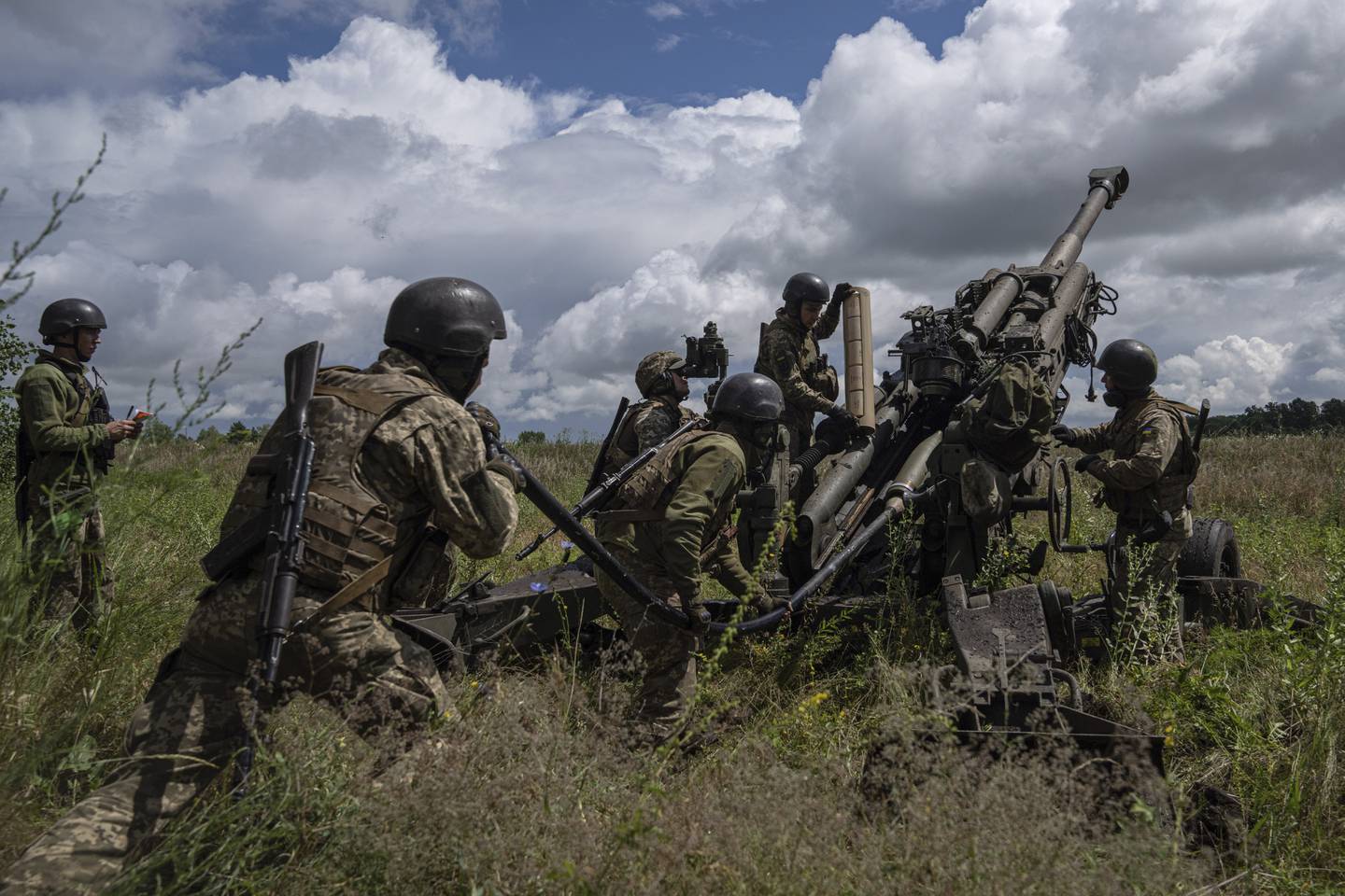 Ukrainske soldater gjør seg klare til å skyte mot russiske stillinger med amerikanske våpen i Kharkiv-regionen øst i landet i juni i fjor. Arkivfoto: Evgenij Maloletka / AP / NTB