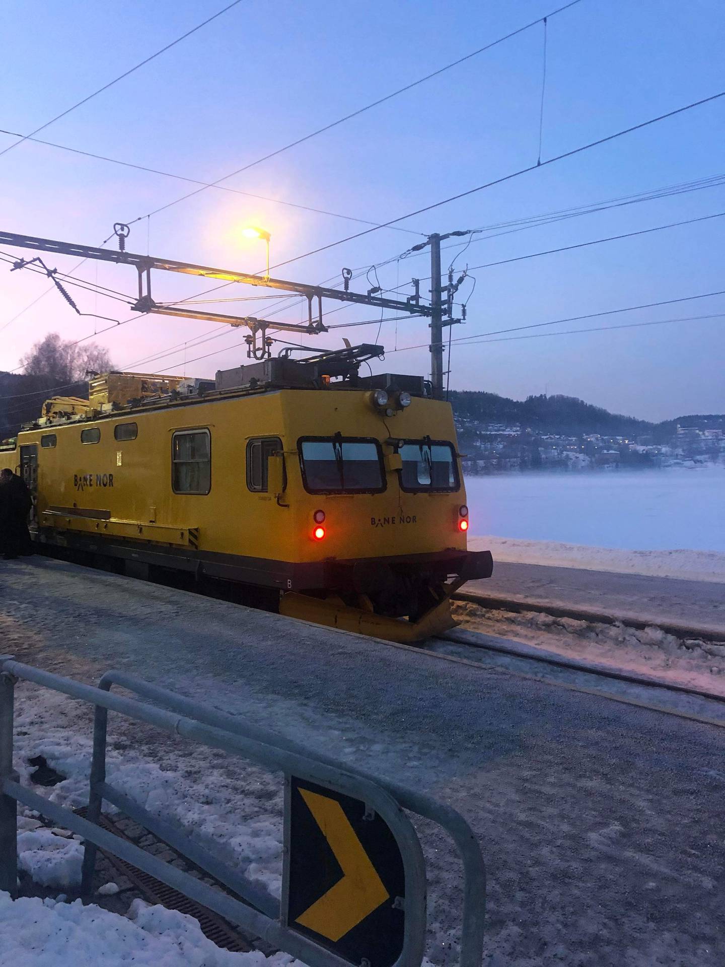 Her er redningstoget som omsider fikk fraktet Tiril Fismen og de andre passasjerene de siste meterne til Gjerstad stasjon.
