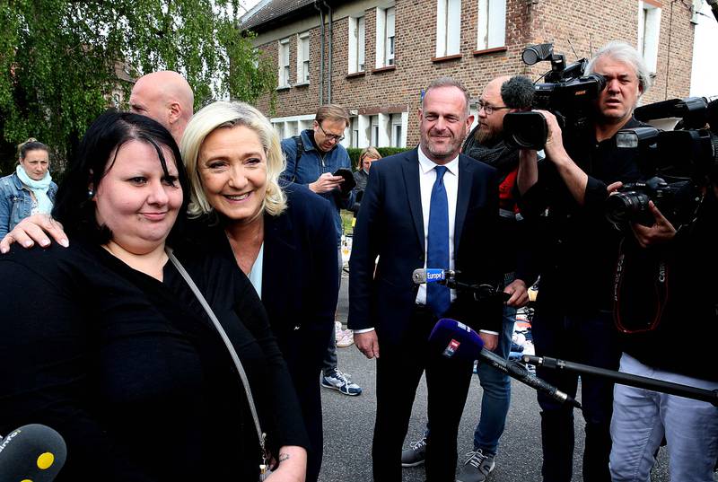 Nasjonal samlings Marine Le Pen poserte for selfier med oppmøtte da hun 8. mai besøkte Hénin-Beaumont for å starte valgkampen før parlamentsvalget i juni.