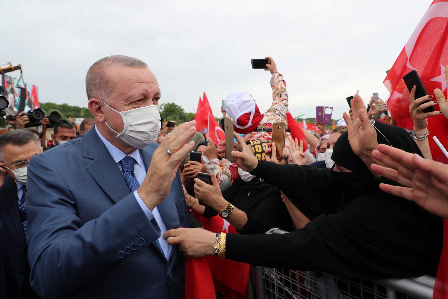 Tyrkias president Tayyip Erdogan møter støttespillere på et utbyggingsprosjekt kalt Kanal Istanbul i juni.