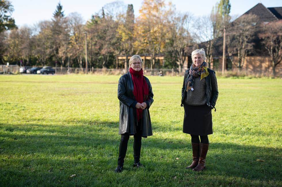 Kristin Halvorsen & Brit Lisa Skjelkvåle, her på tomten hvor det forhåpentligvis skal bygges et veksthus.