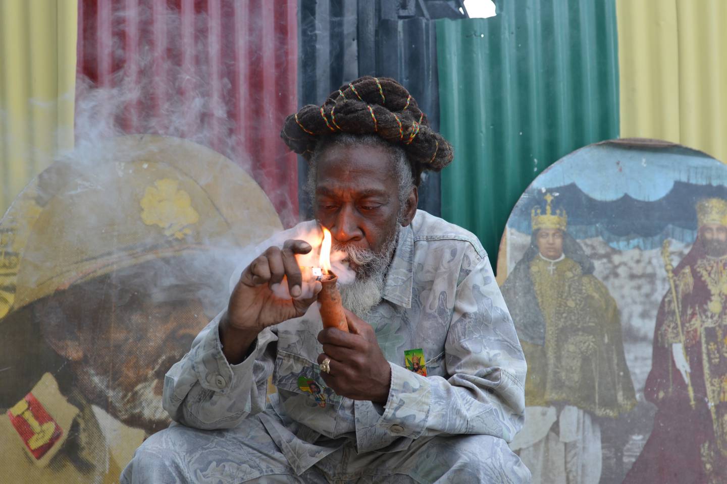 Bunny Wailer fyrer opp i 2014, som et innlegg i debatten om en rusreform på Jamaica i 2014.