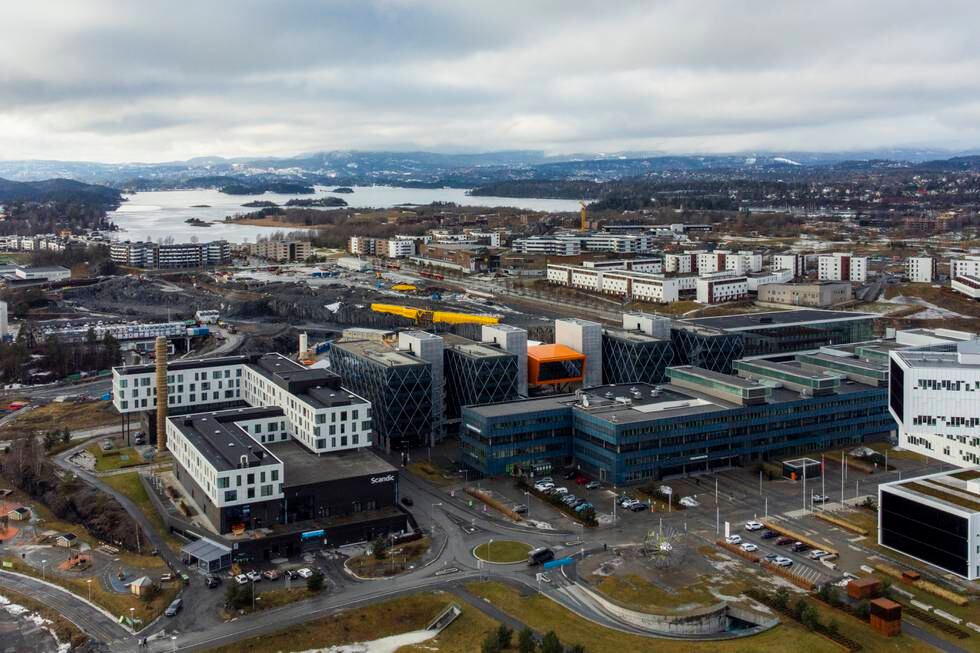 Fornebubanen (gult midt i bildet) er under bygging på Fornebu i Bærum kommune. Banen skal stå klar i 2027.