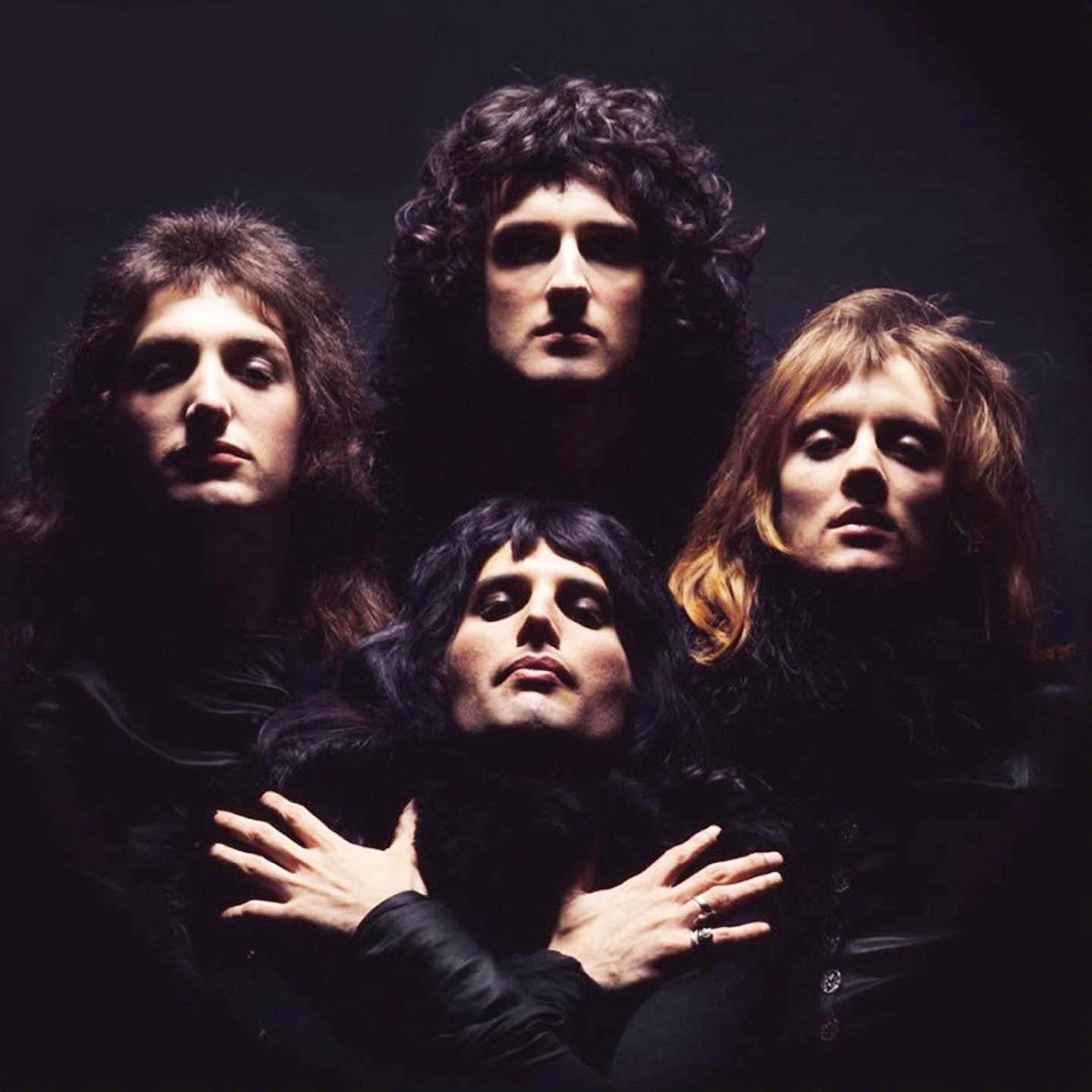 Queen i den glamorøse startfasen, på albumet Queen II i 1974, et bilde som ble gjenskapt for videoen til «Bohemian Rhapsody» året etter. FOTO: UNIVERSAL MUSIC