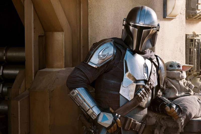 De nye «Star Wars»-favorittene: en mandalorianer (Pedro Pascal) og en baby-Yoda har skapt ny begeistring for stjernekrigsuniverset. Nå er de klar for sesong to på Disney+. Foto: Disney+/AP