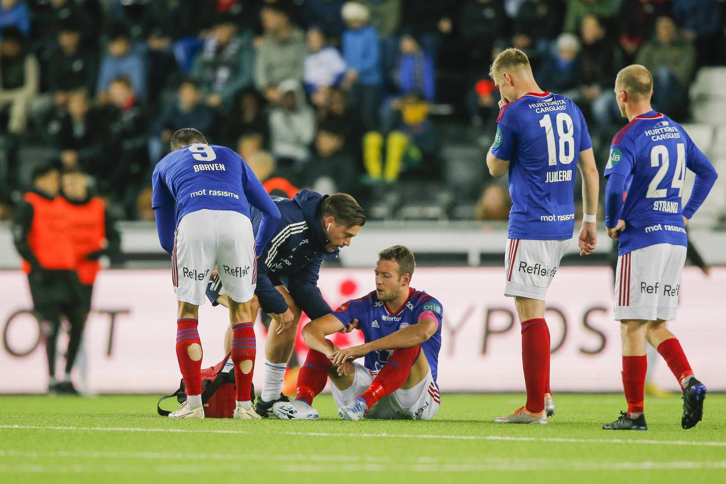 Vålerengas kaptein Jonatan Tollås Nation måtte forlate banen etter 26 minutter.