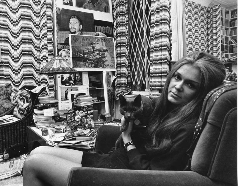 Gloria Steinem med kjæledyret i hennes leilighet i New York 1970. FOTO: NTB SCANPIX