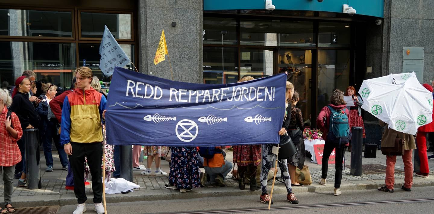 – XR er bygget på kjærlighet til livet og folk, sier Jonas Kittelsen (24), her avbildet under en protestaksjon mot dumping av gruveavfall i Repparfjorden i Finnmark.