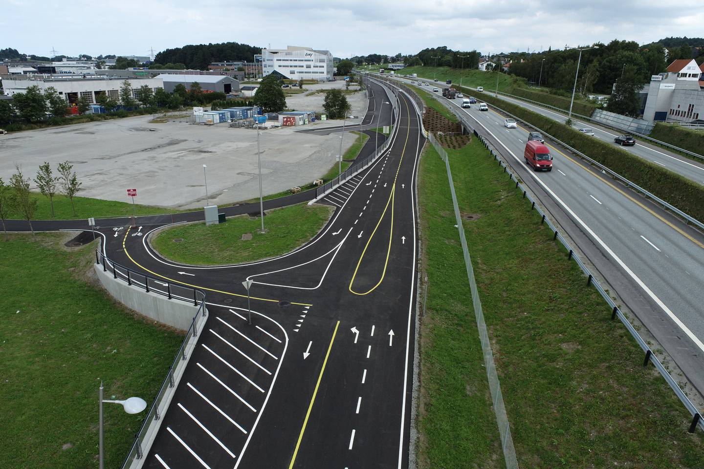 Fem-seks meter brede ekspressykkelveier med gul midtstripe trenger vi ikke, ifølge Frp. Den nye sykkelstamveien mellom Stavanger og Sandnes er et eksempel på en slik vei. Første del ble offisielt åpnet i fjor høst, og alle de 13 kilometerne skal stå ferdige i løpet av 2024.