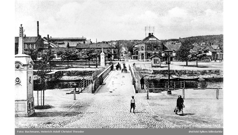 Kanalen i Moss ble offisielt åpnet 6. november 1855. I perioden 1886 til 1894 passerte 4.000-6.000 båter årlig. I 1975 ble kanalbrua sveiset igjen. Dette bildet er fra 1923.