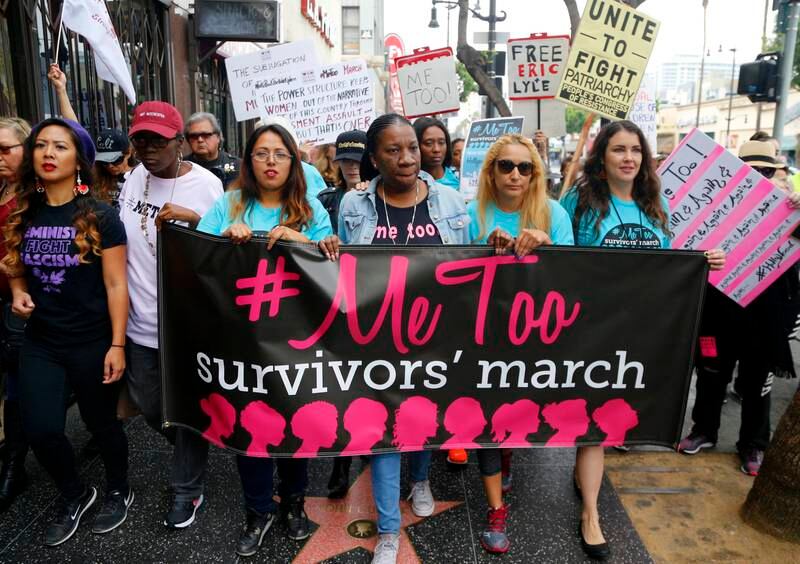 #metoo-kampanjen ble startet av den amerikanske skuespilleren Alyssa Milano etter at en rekke kvinnelige skuespillere sto fram og fortalte at de hadde blitt utsatt for seksuell trakassering, voldtekt og andre overgrep fra Weinstein. 