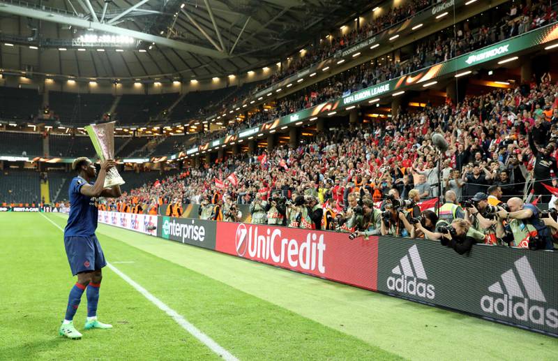 Paul Pogba jubler foran United-supporterne.