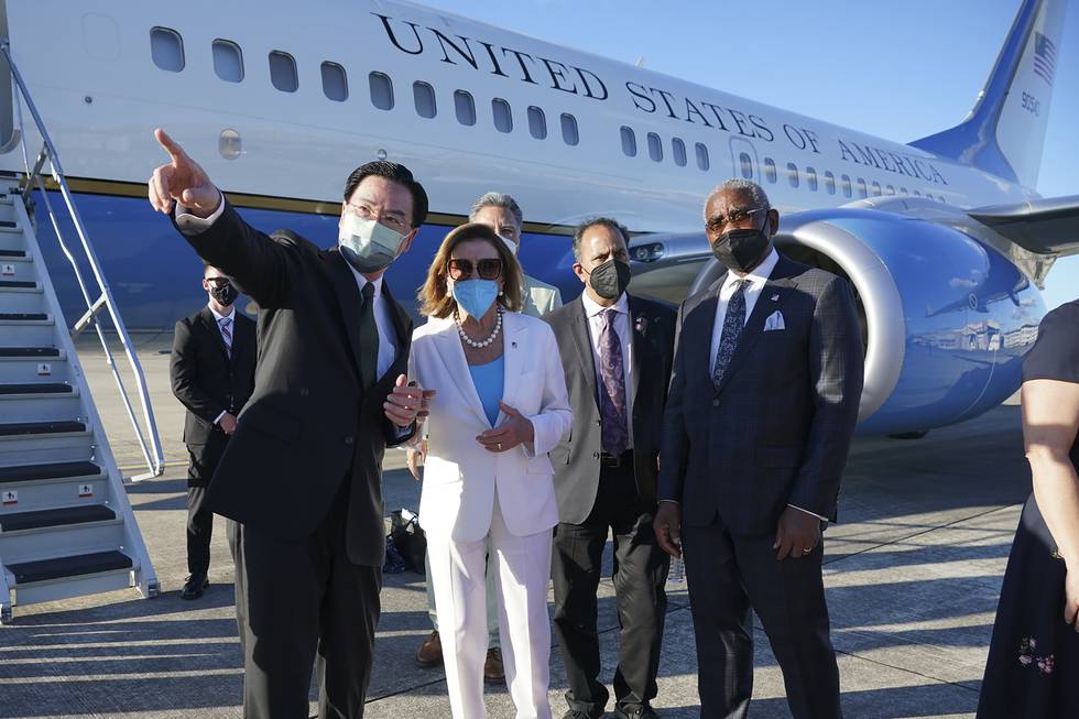 Tidligere denne uken dro den amerikanske kongresslederen Nancy Pelosi på et omstridt besøk til Taiwan. Kina reagerer nå med å stanse dialog med USA. Foto: Taiwan Ministry of Foreign Affairs via AP / NTB