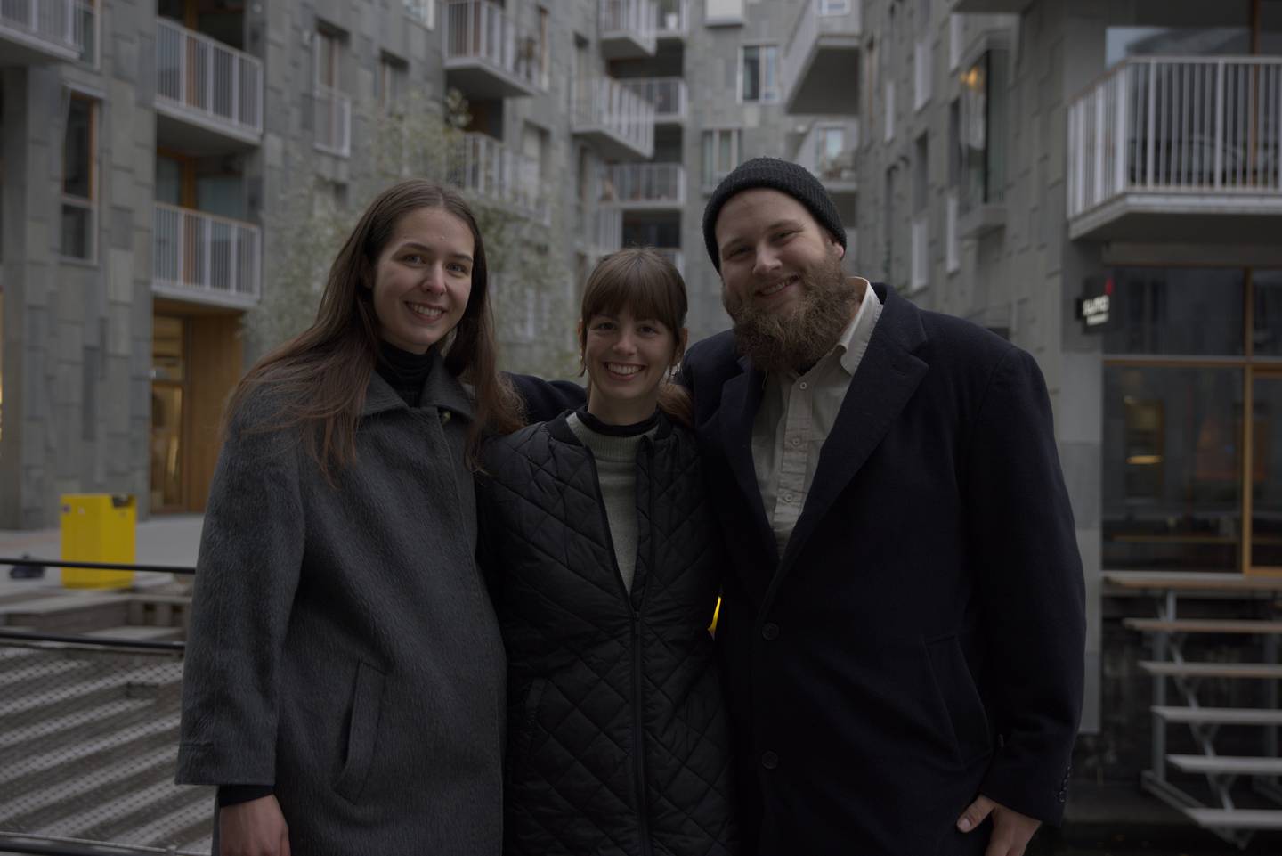 Arkitektene bak den nye Viaplay-serien som skal til Berlinalen: Manusforfatterne Nora Landsrød (til venstre) og Kristian Kilde sammen med regissør Kerren Lumer-Klabbers.