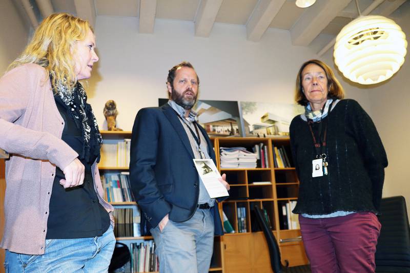 Avdelingsleder Brynja Bjørk Birgisdottir, direktør Ole Madsen og avdelingsleder Mari Høgestøl er skuffet etter at regjeringen ikke har satt av penger til Arkeologisk museum på Våland.